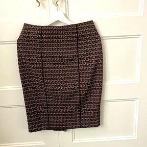 Mossimo black and beige pencil skirt that’s size 6